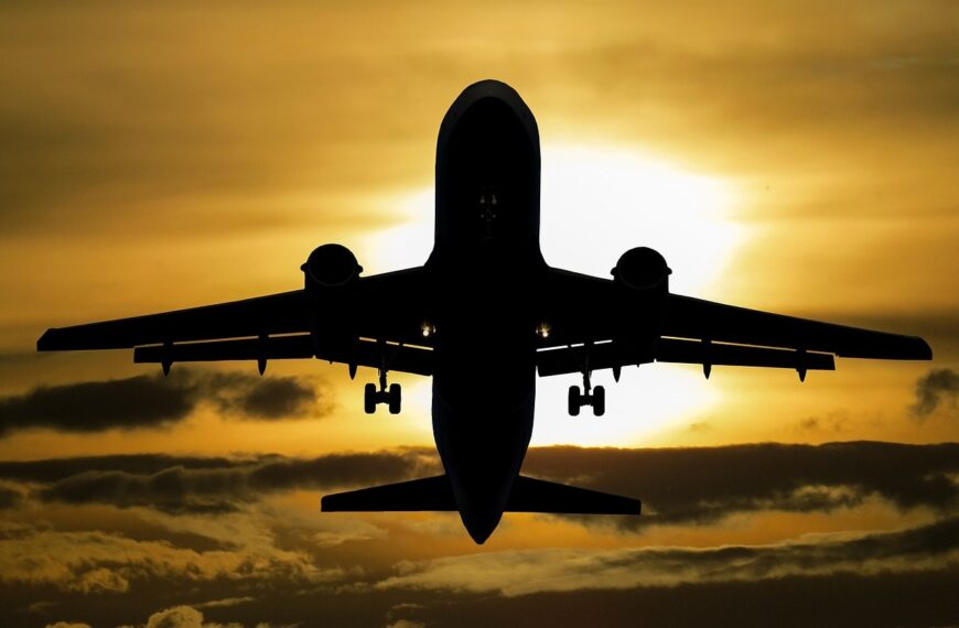 W niebie bez obaw: jak przygotować się do pierwszej podróży samolotem?
