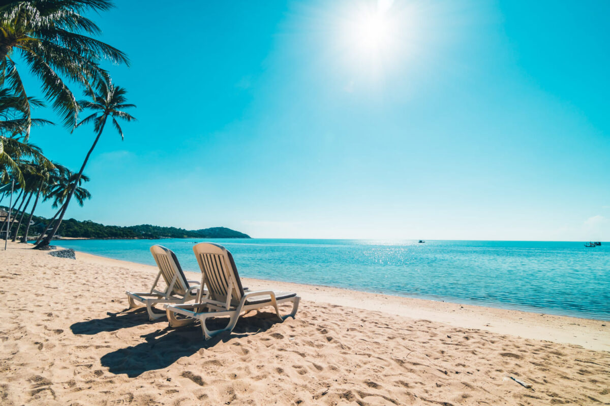 piękna tropikalna plaża i morze z krzesłem na niebieskim niebie